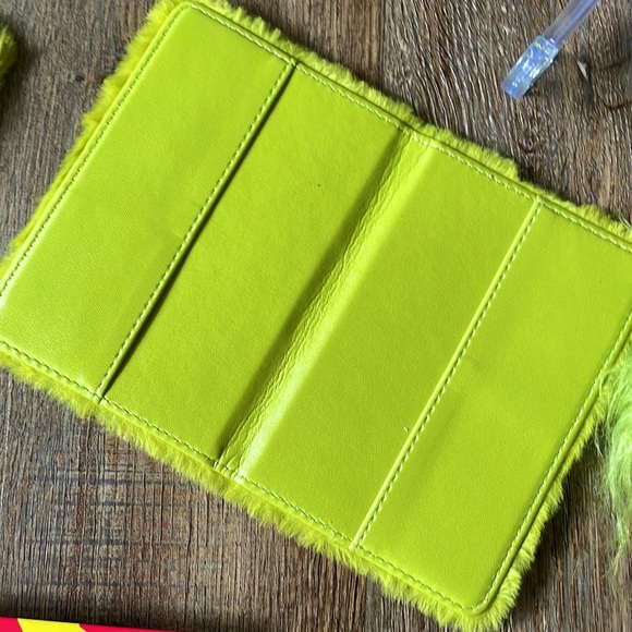 Grinch Luggage Tag & Passport Cover - Picture 7 of 8